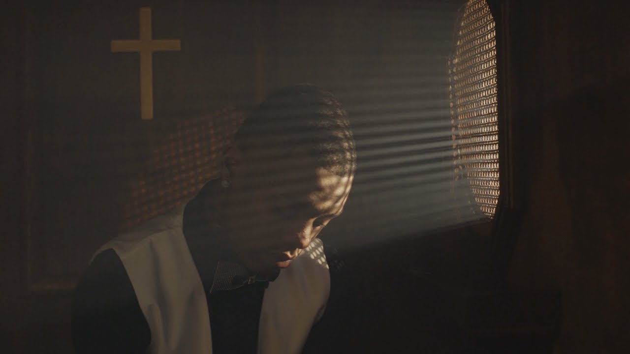 El Hitta - Help Me [Official Music Video] - YouTube