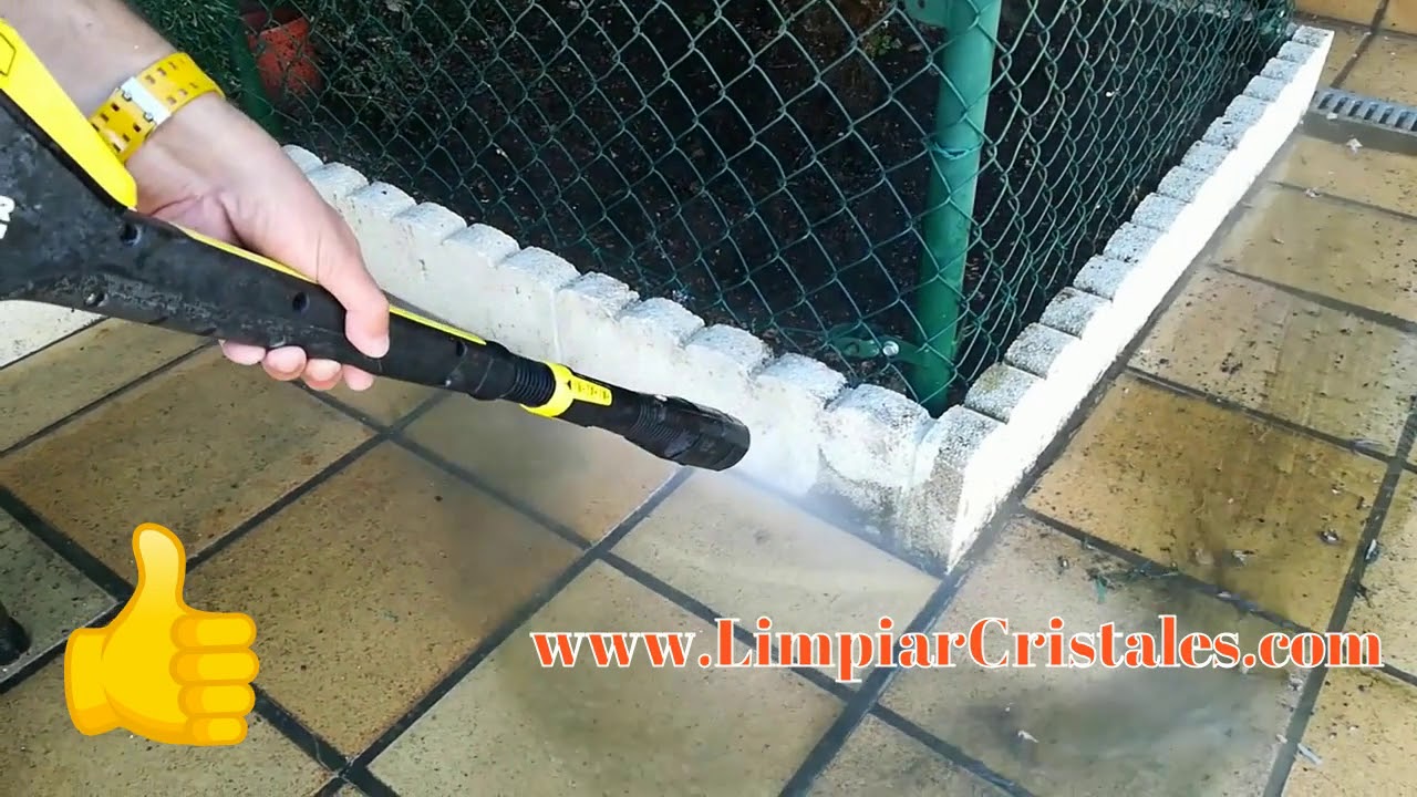 Limpiando con agua a presión un zócalo sucio por el moho en Pozuelo de Alarcón