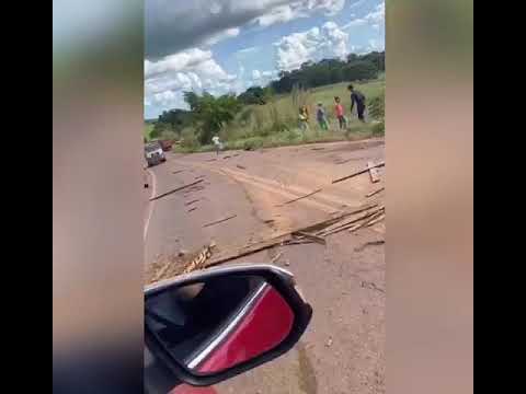 Caminhão carregado de gado tomba na BR-222 próximo ao município de Açailândia