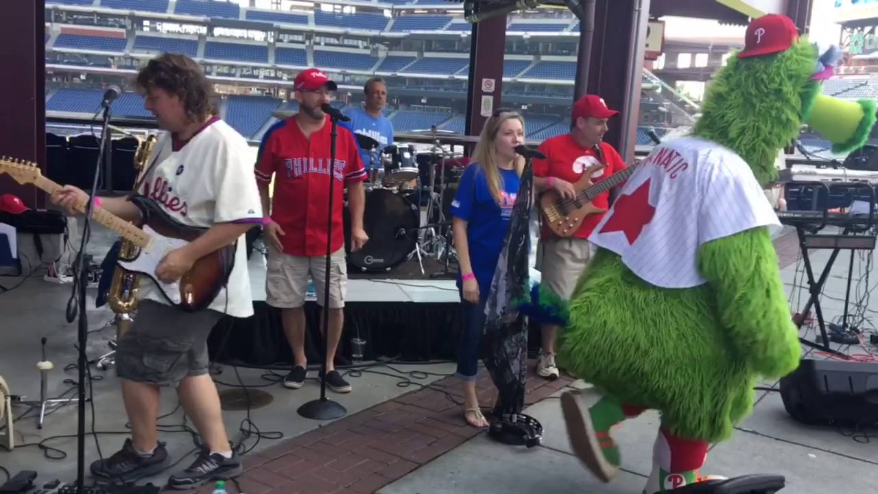 Big Bleu Band - "Hot Stuff" with The Philly Phanatic