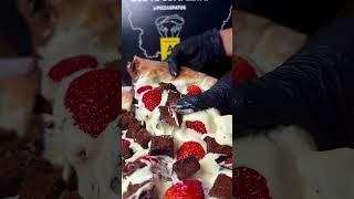 Pizza de Morango com Brownie e Creme de Ninho 🍕💛 #patospizzas