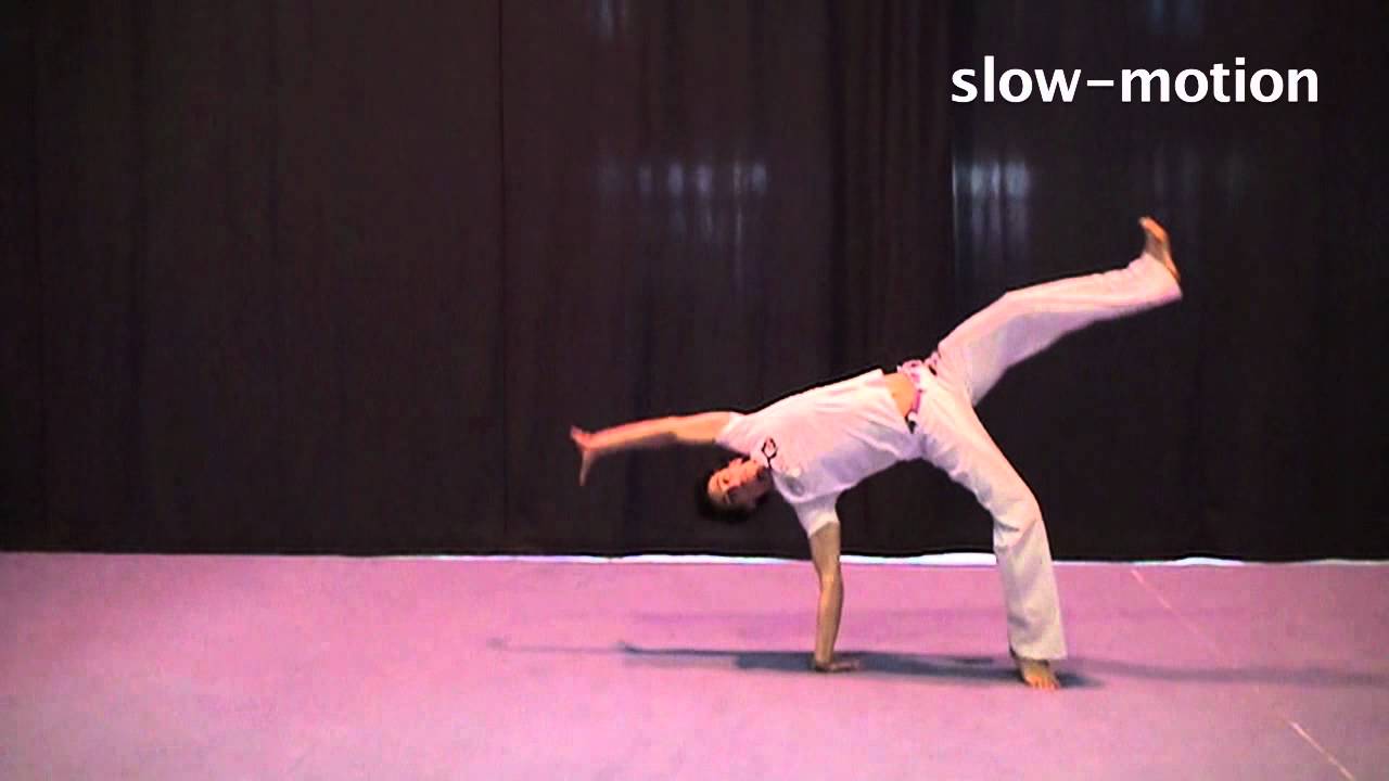 Au de Costa -- Capoeira movimento + slow motion - YouTube