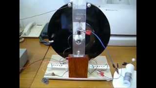 Electronic electrostatic machine with a single variable capacitor