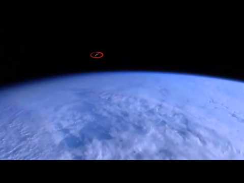 Video: Ufologer Krangler Om Kameraet På ISS Fanget Den Legendariske Black Knight-satellitten - Alternativ Visning