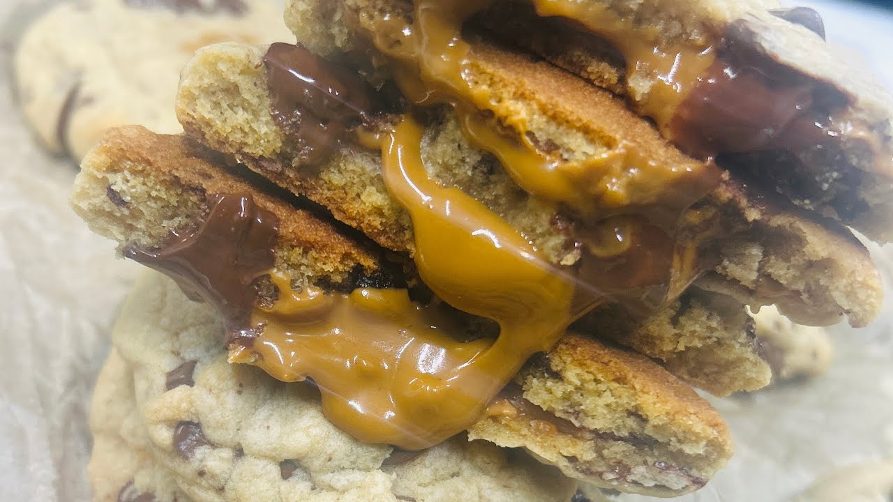 Biscoff Stuffed Chocolate Chips Cookies 