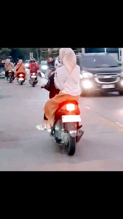 Apa gak bahaya ya? kalau bonceng kek gitu.... 😀