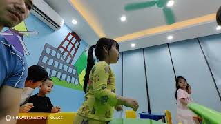 khánh linh đi học tiếng anh 4