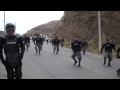 Policias bailando en desfile