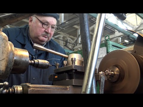 Видео: "Кто-то по хлебу, салу, а мы по металлу!" // Этот токарь работает на МАЗе почти 50 лет!