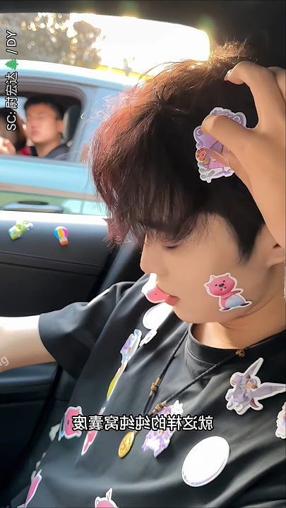 Cewek Ini Nempel Stiker ke Cowoknya, Tapi yang Heboh Malah Mobil Sebelah! #shorts