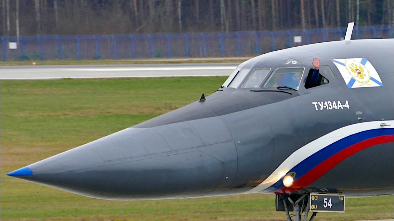 Неповторимый Туполев Ту-134А-4 как чёрный лебедь. Моргал фарами, махнул спойлерами. Это фантастика.