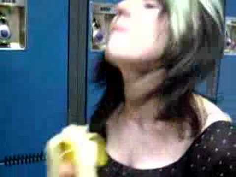 SARAH KELLER EATING A BANANNA