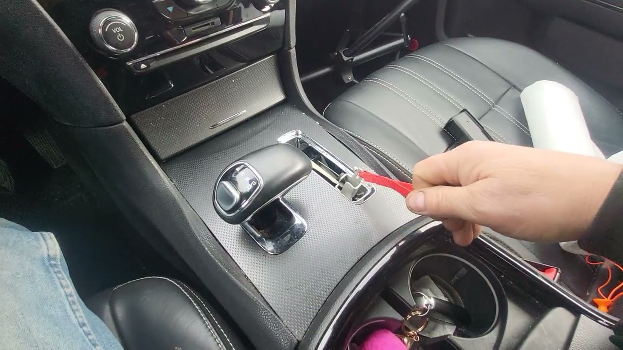 Ручное управление стояночным тормозом Chrysler 300 2015 года