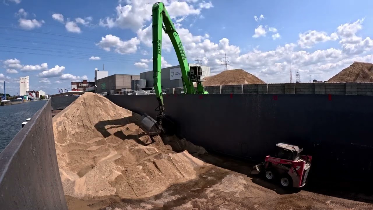 Zand lossen, vervolgens naar de volgende laadplaats.
