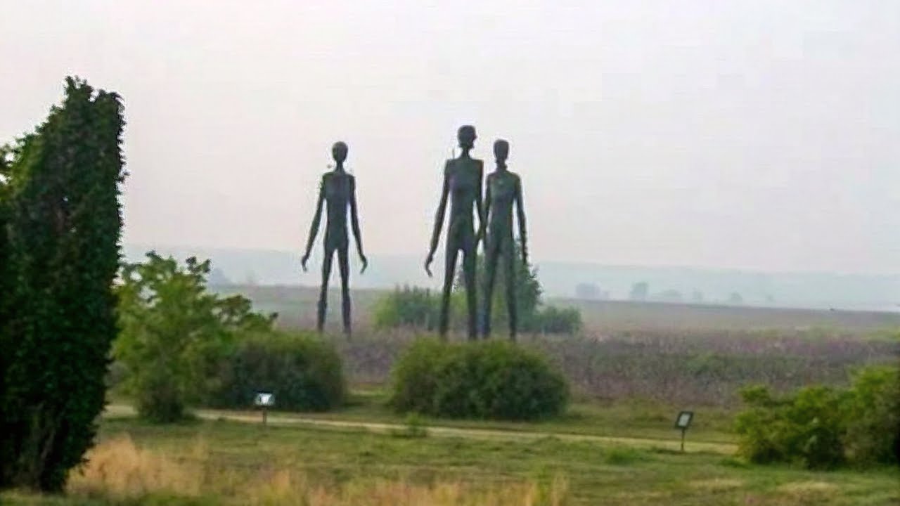 Турист наткнулся на три высоких силуэта в горах… Но это были не люди.