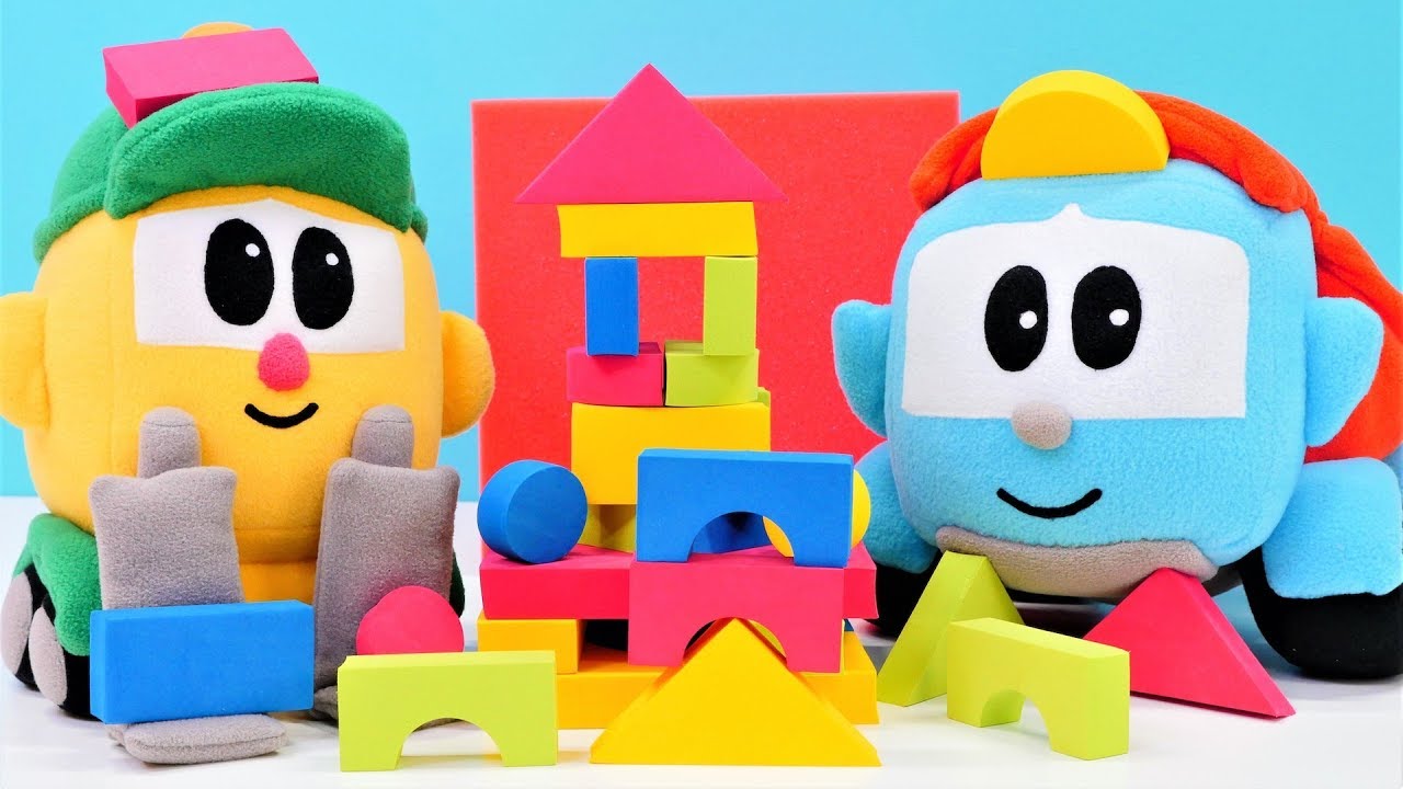 Leo der Lastwagen und Lifty spielen mit Bauklötzen. Spielzeugvideo für Kinder.