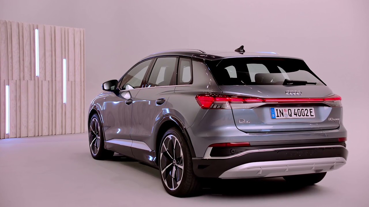 Audi Q4 e-tron Design in Geyser blue Studio - YouTube