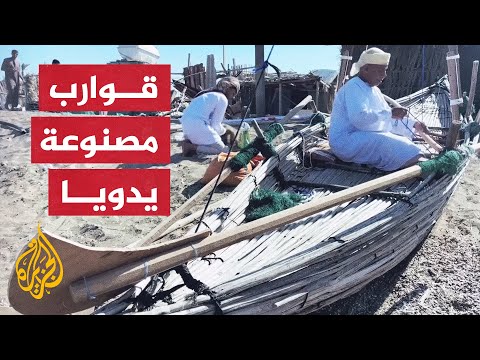 عُمان.. سباق للقوارب الشراعية التقليدية المصنوعة من سعف النخيل