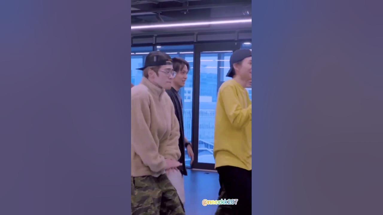 Taeyong can only watch. Mark can only laugh🤣🤣 #haechan #doyoung #taeyong #mark #nct127 #nct