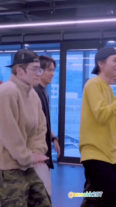 Taeyong can only watch. Mark can only laugh🤣🤣 #haechan #doyoung #taeyong #mark #nct127 #nct