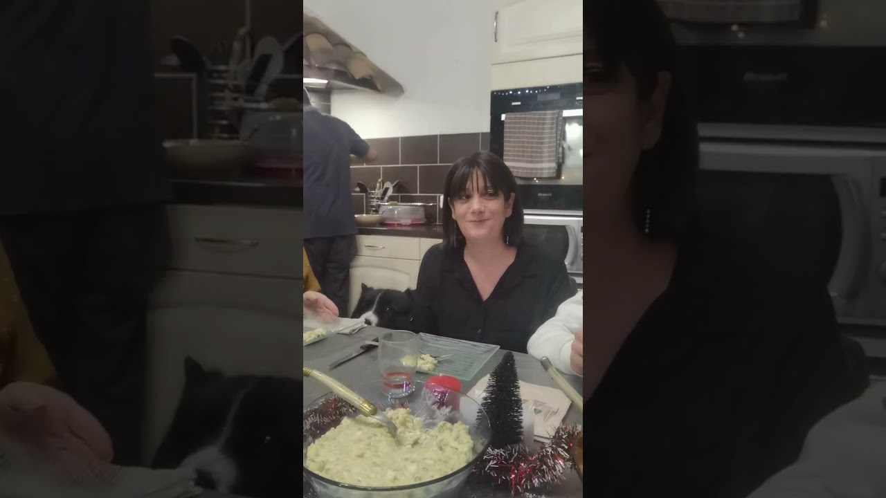 Французкая семья пробует русский салат оливье в первый раз. Экс ан Прованс, Франция. DriveKaty.