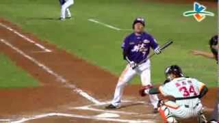 20131026 CPBL 犀牛VS獅 7上 遭三振的鄭達鴻表示：我不甘心啊！