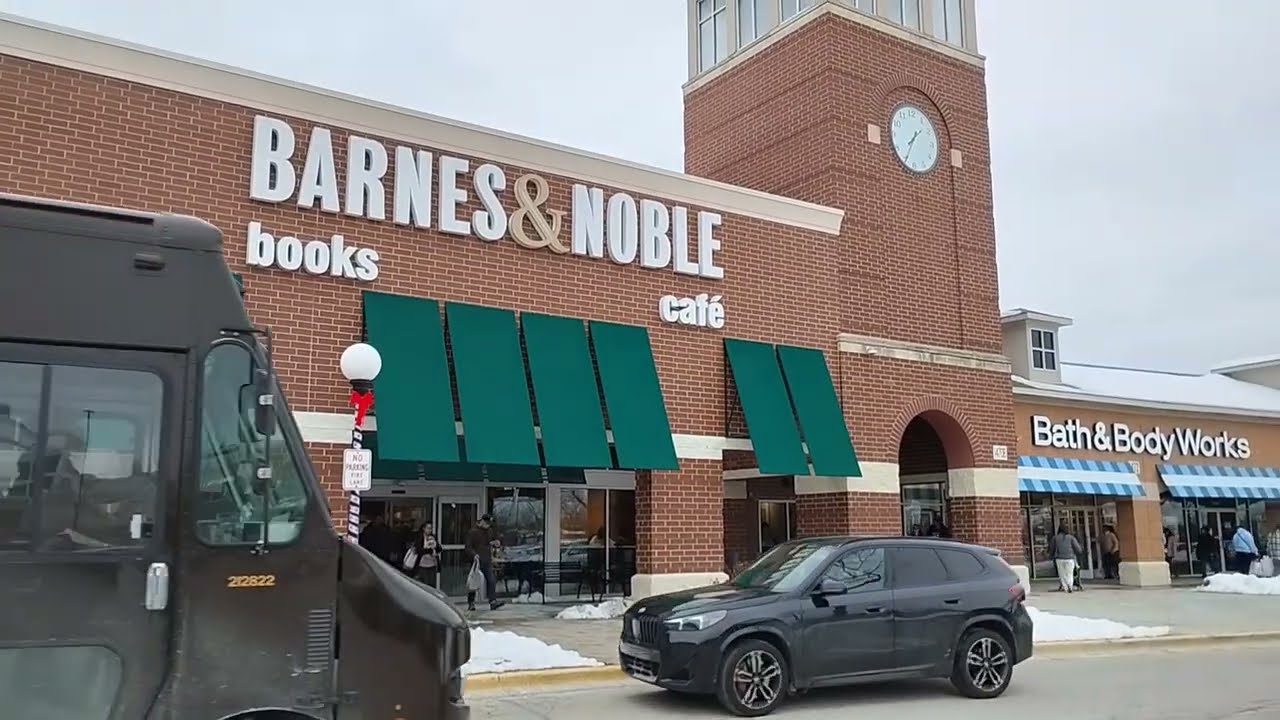 Bookstore vlog - Barnes & Noble in Schaumburg, Illinois | reading a book on a cold December day