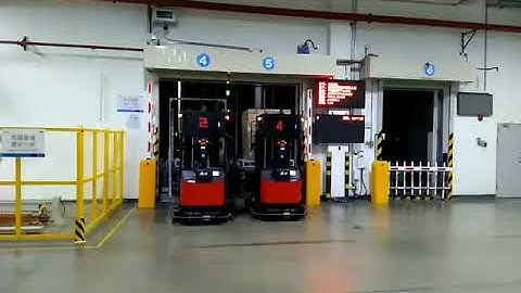 Automated AGV with systems for Streamlined material handling #innovation #forklift #logistics #amr