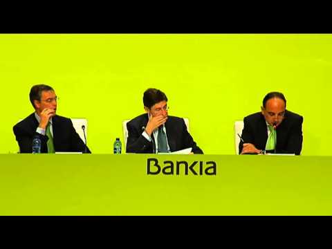 Un afectado por la estafa de las preferentes se desnuda en la junta de Bankia