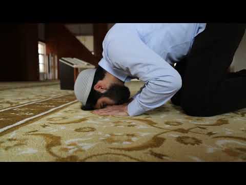 مشهد رجل يصلي للمونتاج