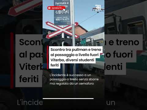 Video Scontro tra pullman e treno al passaggio a livello fuori Viterbo, diversi studenti feriti