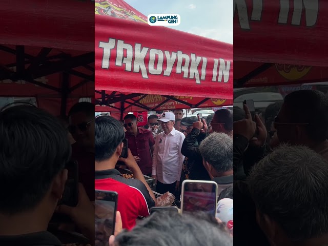 Antusias warga memadati Pasar UMKM Maliosewu, Pringsewu, saat Jokowi berkunjung pada Jumat (27/6)