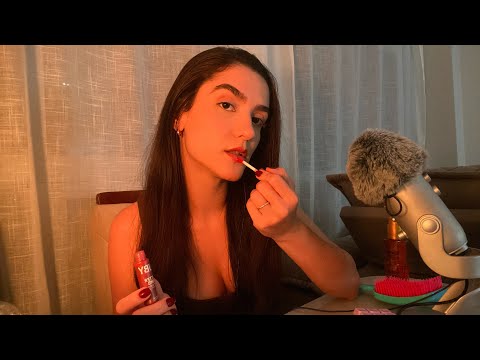 SECRETÁRIA DEBOCHADA SE ARRUMA ENQUANTO VOCÊ ESPERA (ASMR ROLEPLAY MASCANDO CHICLETE)