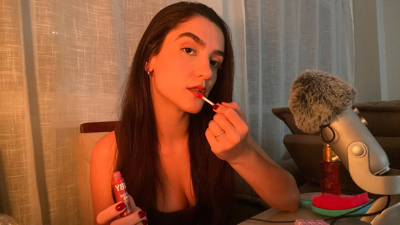 SECRETÁRIA DEBOCHADA SE ARRUMA ENQUANTO VOCÊ ESPERA (ASMR ROLEPLAY MASCANDO CHICLETE)