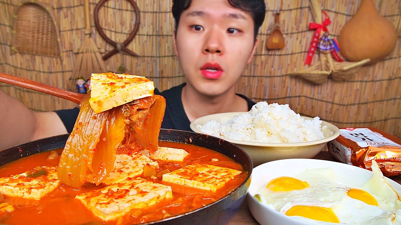 돼지고기김치찌개. 뭐니뭐니 해도 찌개는 김치찌개입니다. PORK KIMCHI STEW EGGS KOREAN FOOD ASMR MUKBANG.