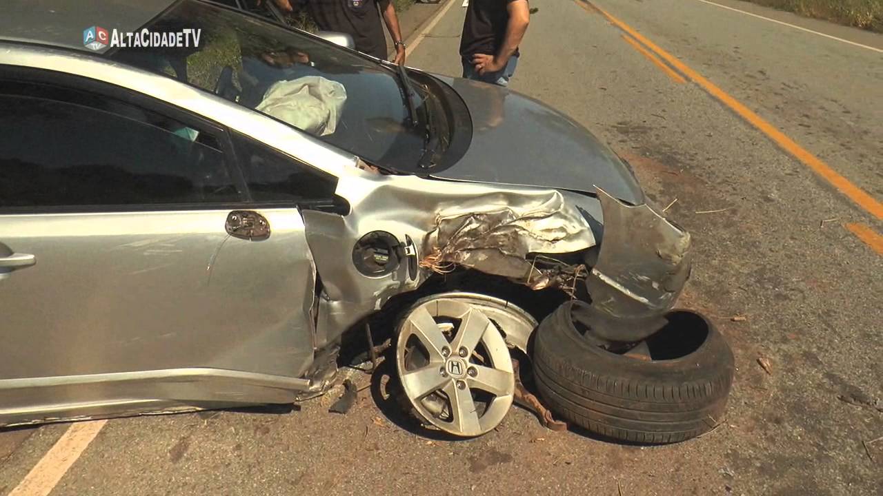 Pequena Colisão Lateral de Carreta em Ultrapassagem Faz Veículo Sair da Pista e Bater em Árvore batida weymouth
