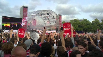 Clublied Ajax tijdens begin huldiging Ajax op Museumplein 2011