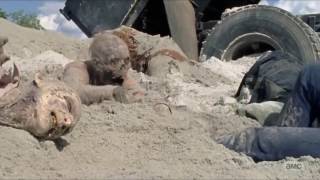 The Walking Dead - Tara And Heath Get Separated.
