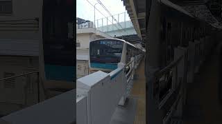 新子安駅｜京浜東北線（JR東日本E233系電車）とホーム。神奈川県横浜市。Keihin Tohoku Line Shinkoyasu Station Yokohama City JAPAN TRAIN