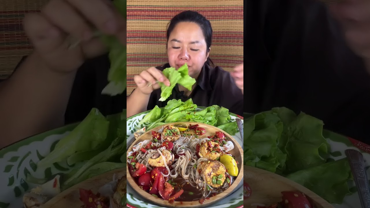 Eating duck eggs with noodles is very delicious