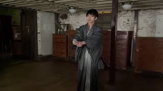 函館　男子 成人式　記念撮影　和服の袴姿とスーツ姿で