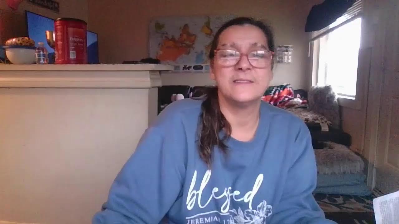 reading and studying the bible the book of Luke chapter 2