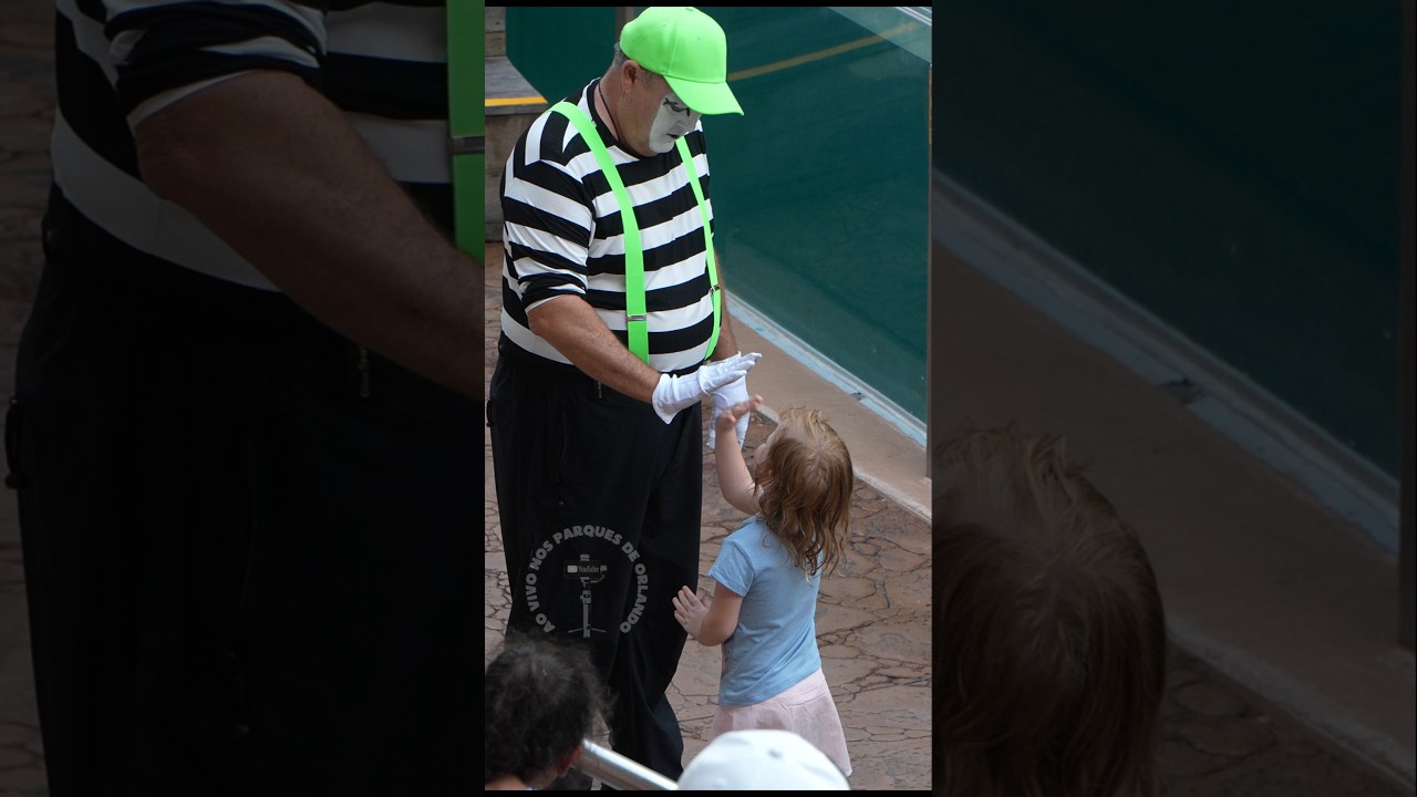 Tom o mímico e o "High Five" com esta menina 🖐️😂🤣 #tomthemime #seaworldmime