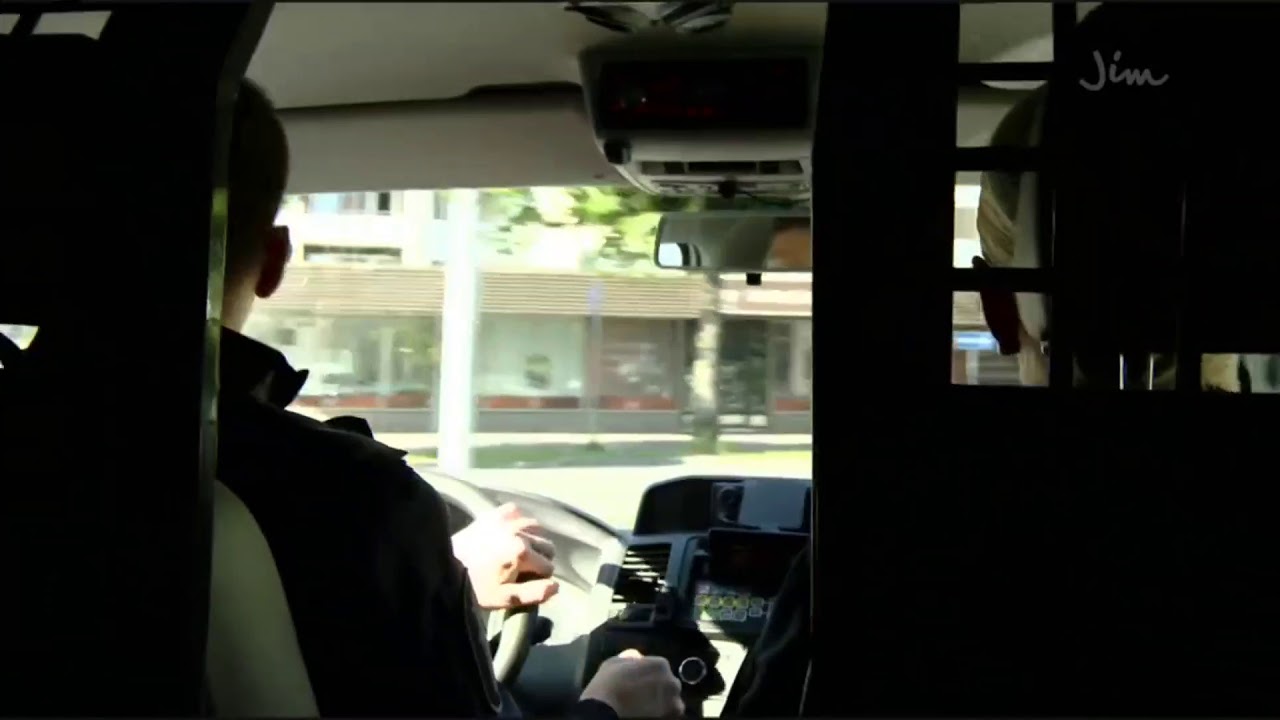 Poliisit Pori - Mies puhaltaa yli 4 promillen lukemat.