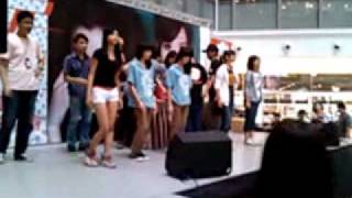 2011.11.06-By2-台中新時代購物中心簽唱會-歌迷跳有沒有(阿華田)..3gp