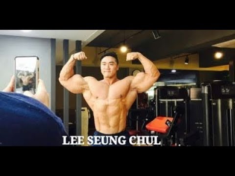 KOREAN HUGE BODYBUILDERS LEE SEUNG CHUL POSING