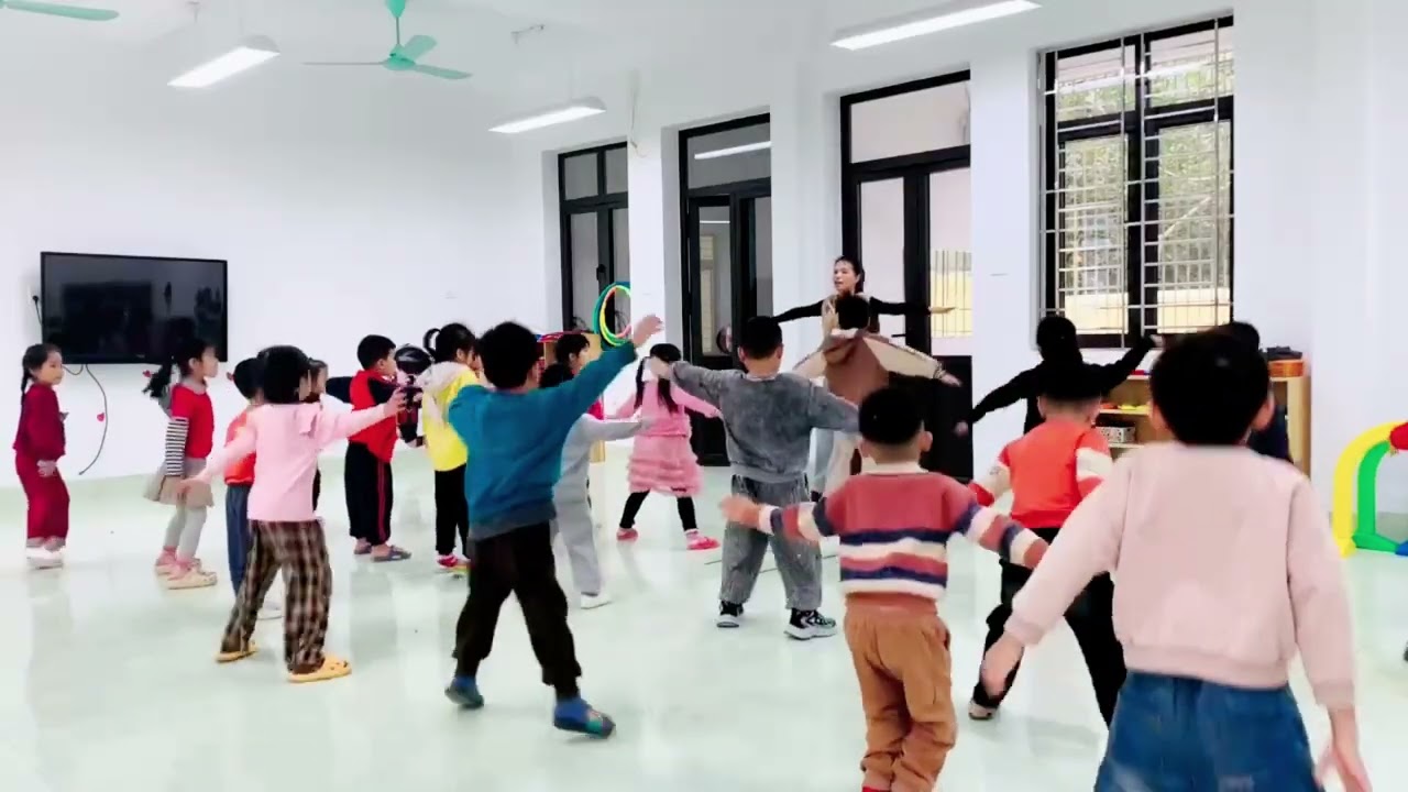 HĐ PTVĐ : TUNG BÓNG LÊN CAO VÀ BẮT BÓNG