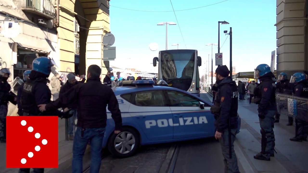 Anarchici di nuovo in piazza a Torino: la polizia blocca un tram e ferma una donna