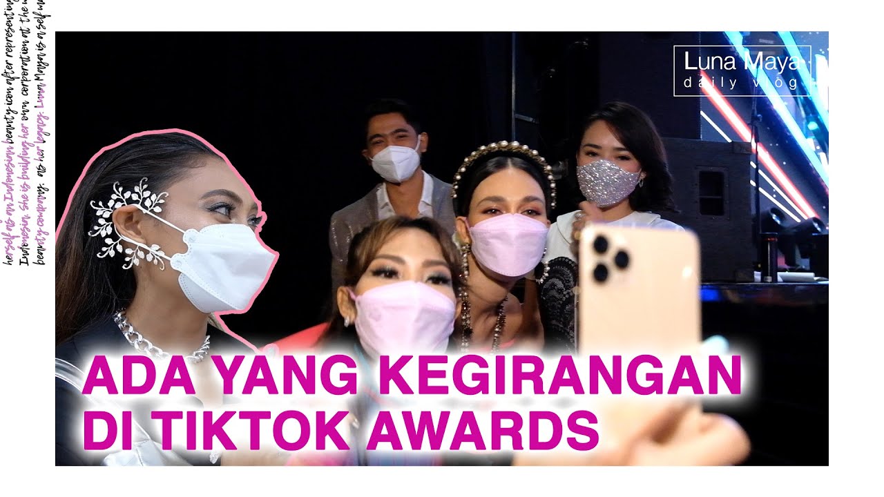 Di Belakang Panggung Mas Al Pegang Tangan Luna di TikTok Awards 