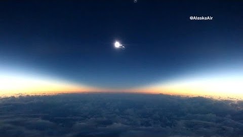 Amazing video: solar eclipse from 37,000 feet